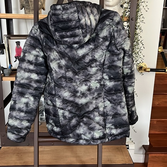 LOLE XS Packable Down Jacket with Hood. Excellent Condition - Picture 3 of 9